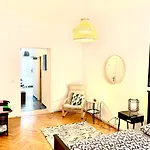 Urban City Retreat - By Nahuen Suites